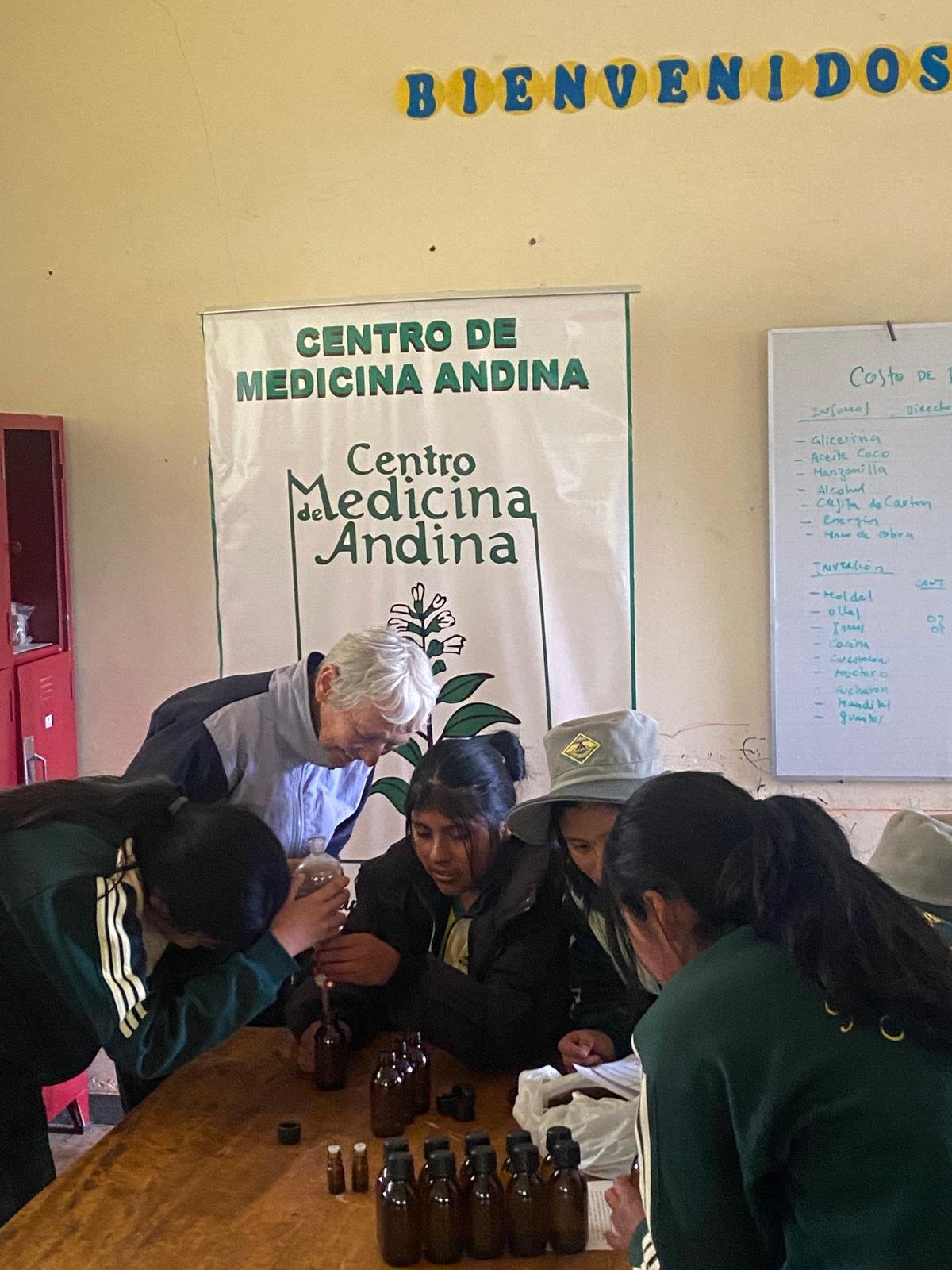Envasado de aceites esenciales en frascos ámbar durante un taller del Centro de Medicina Andina