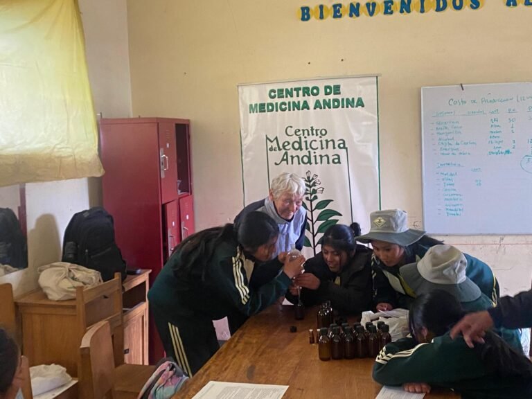 Estudiantes participando en una jornada sobre plantas medicinales