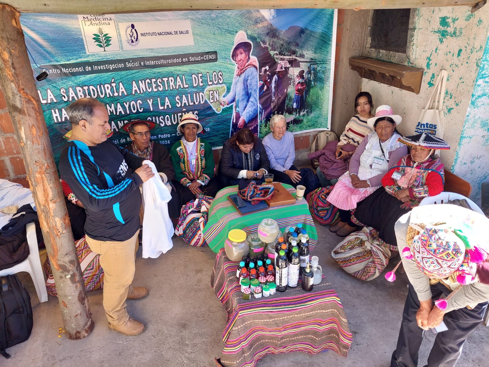 Hampicamayoc mostrando sus productos medicinales durante una jornada de difusión