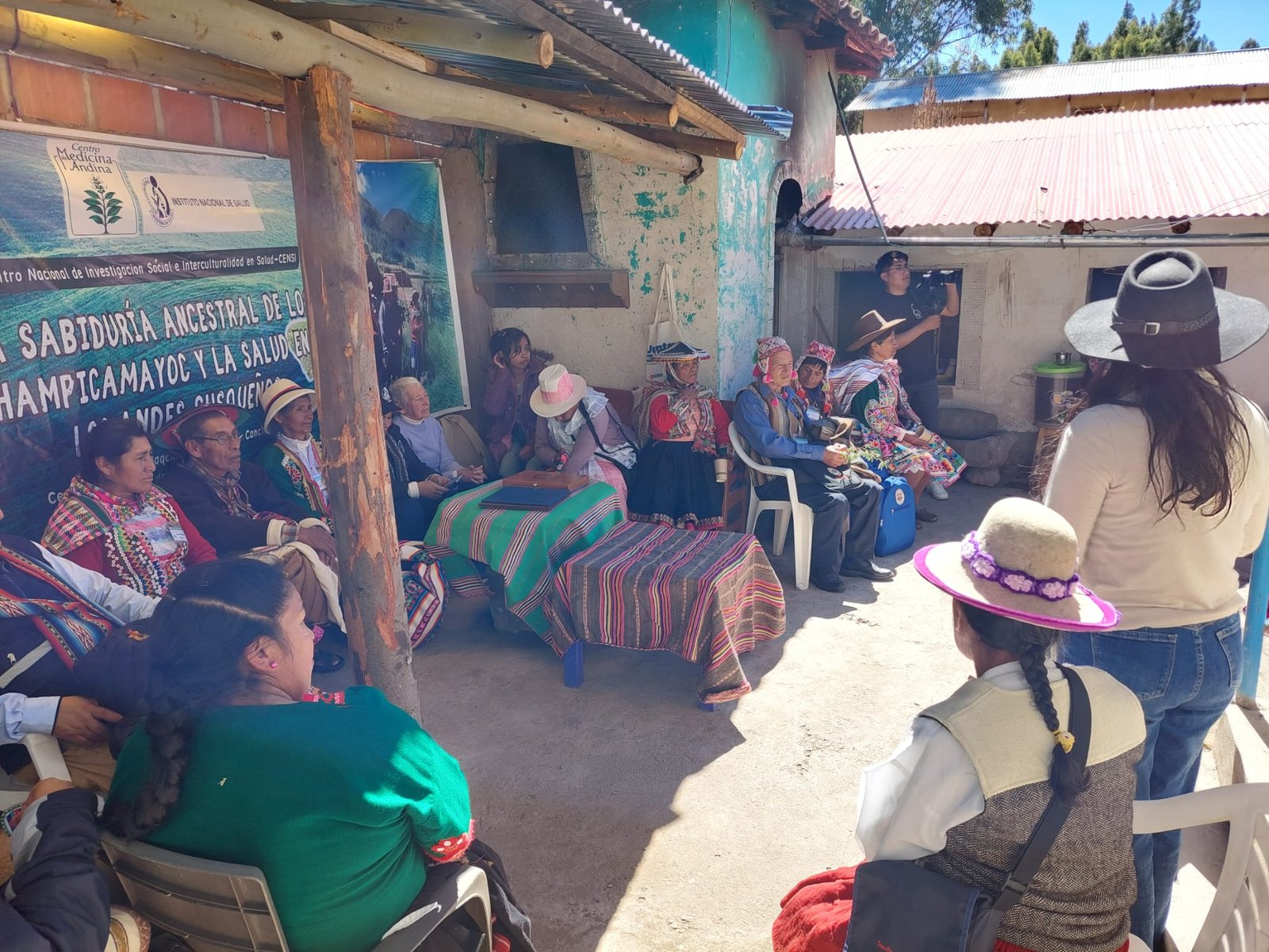 Hampicamayoc reunidos en círculo durante un encuentro de trabajo