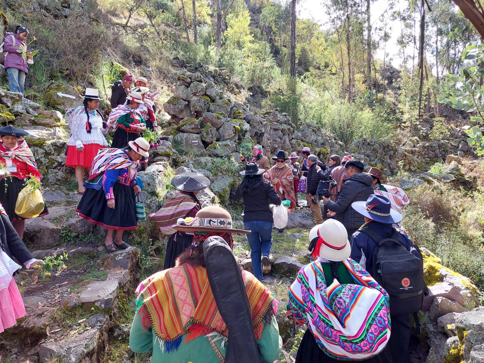 Grupo de Hampicamayoc recorriendo un camino durante una jornada de trabajo de campo