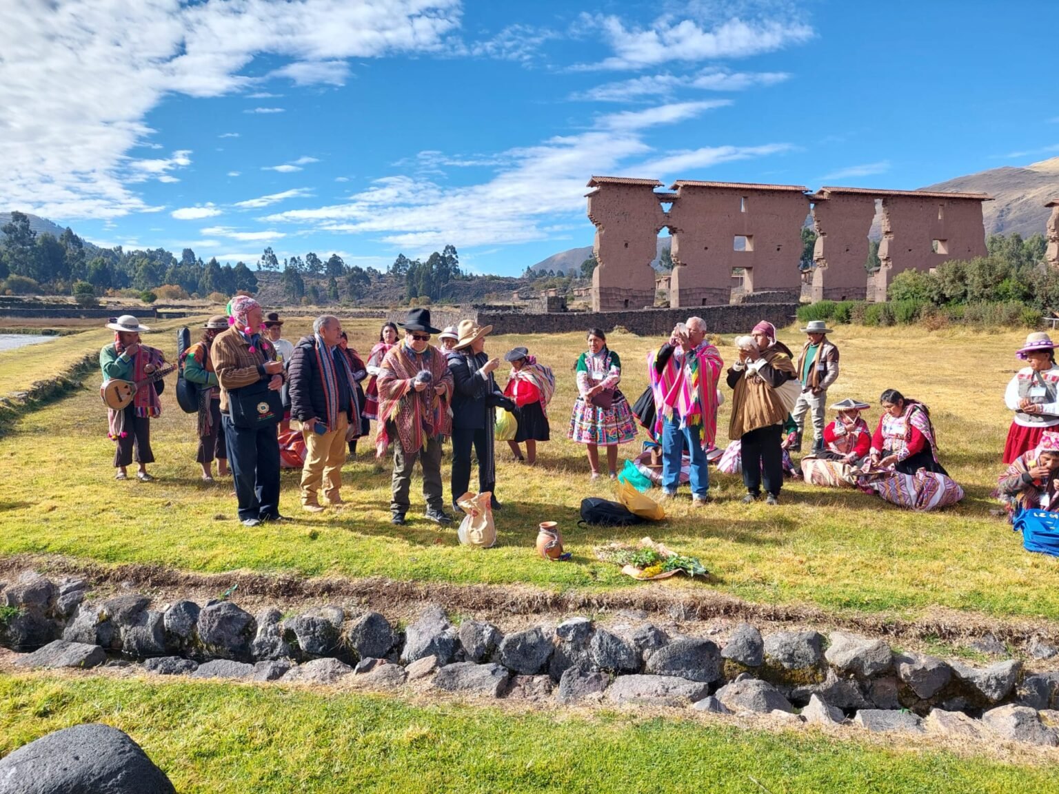 Encuentro de Hampicamayoc en el sitio arqueológico de Raqchi, Canchis