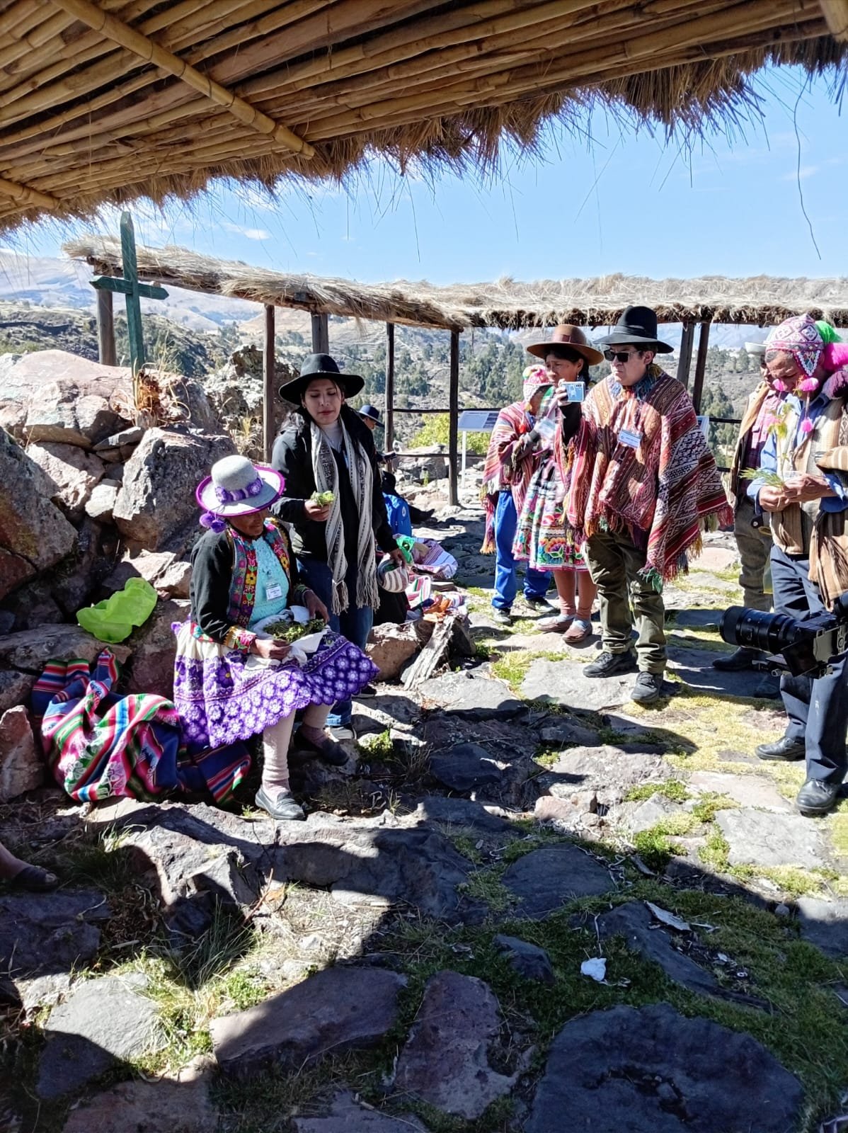 Hampicamayoc reunidos en una ceremonia tradicional en Raqchi