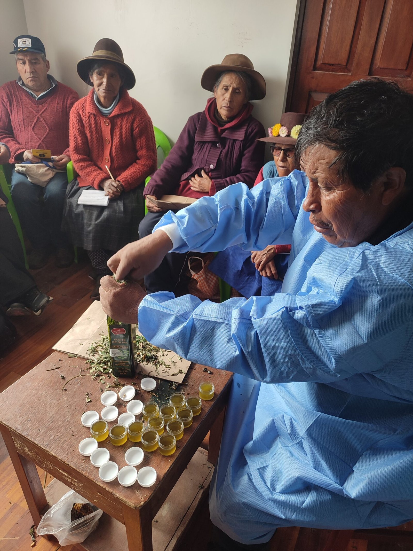 Envasado y etiquetado de pomadas medicinales en Pomacanchi