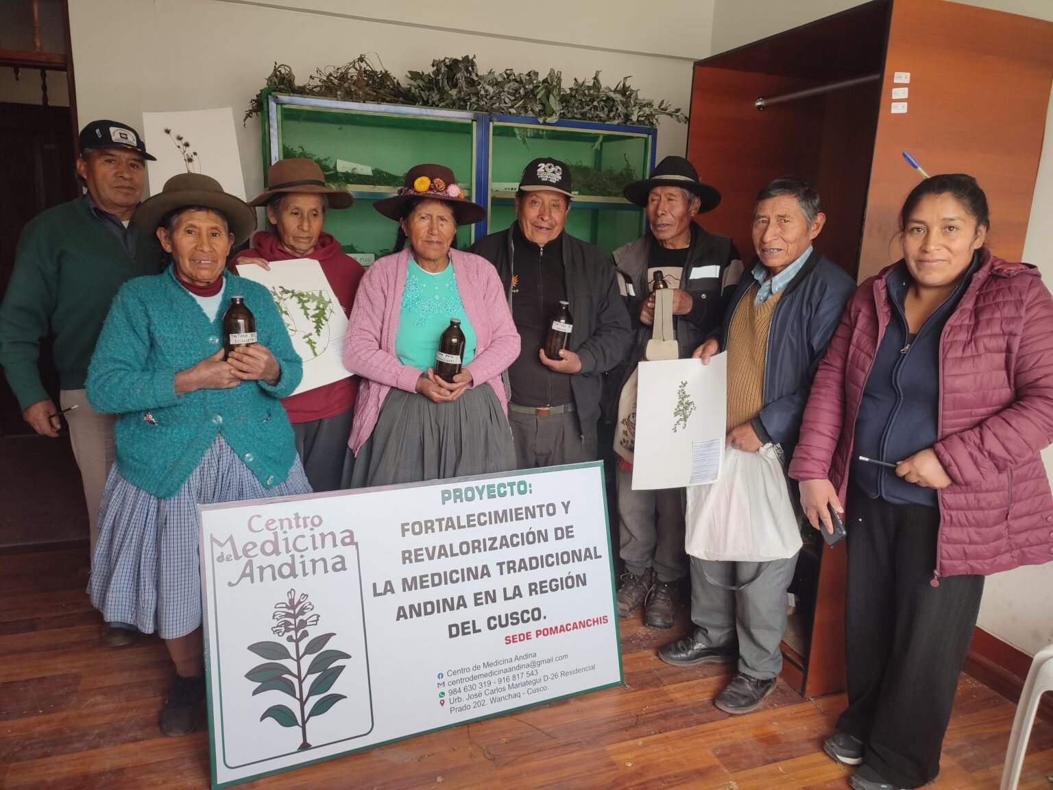 Hampicamayoc de Pomacanchi muestran las tinturas elaboradas en el taller