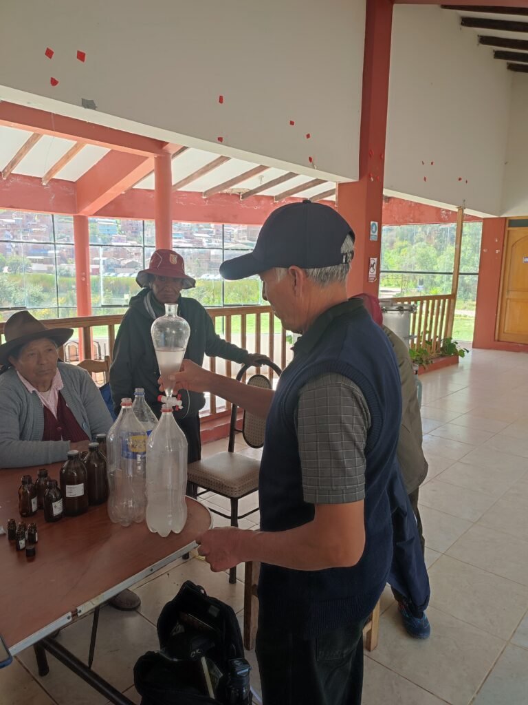 Destilación de aceites esenciales durante un taller en Urcos