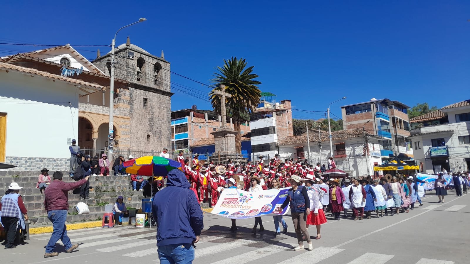 Feria de medicina tradicional en la plaza de Urcos