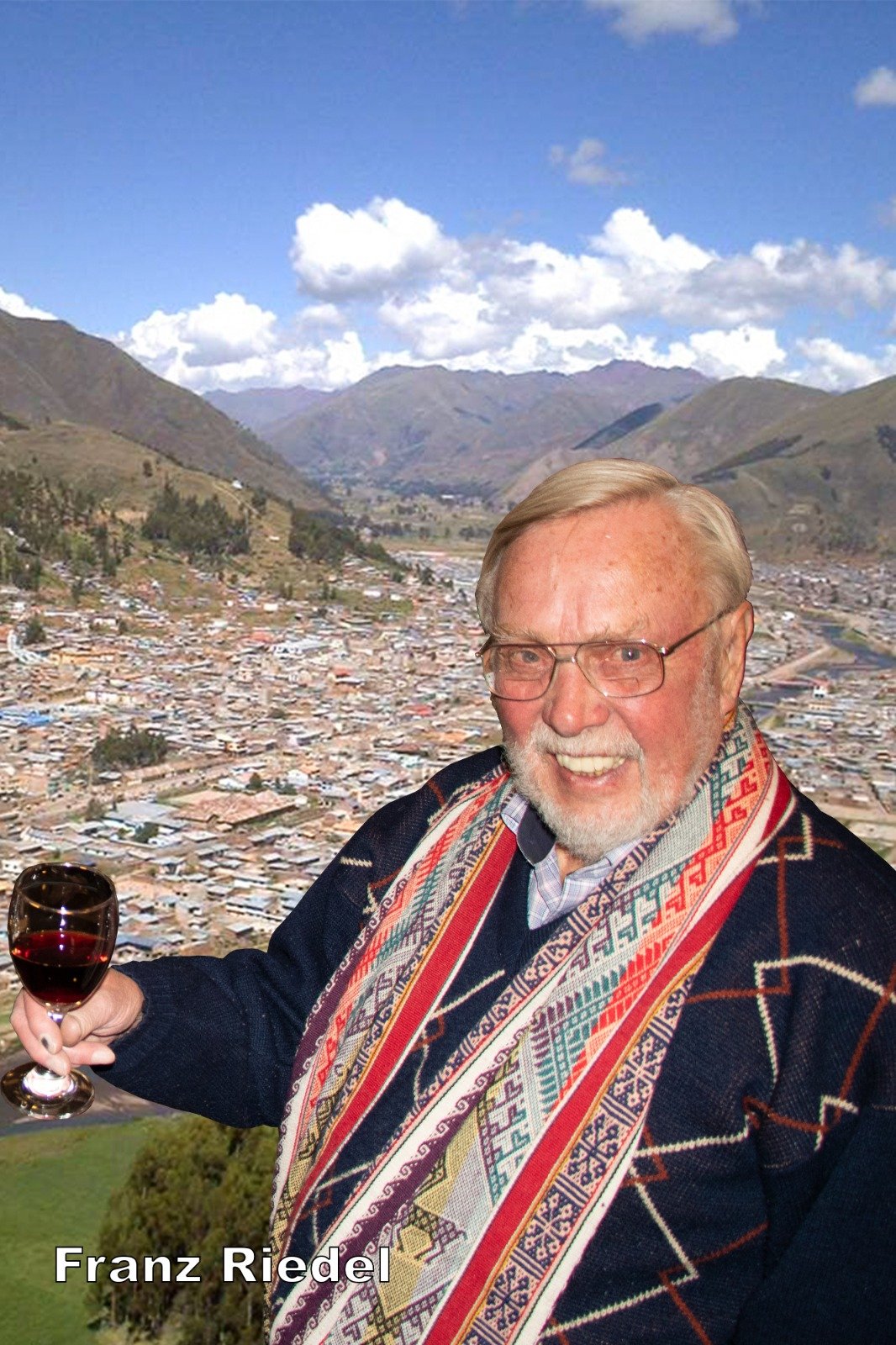 Retrato de Franz Riedel con una manta andina sobre los hombros, con el valle al fondo