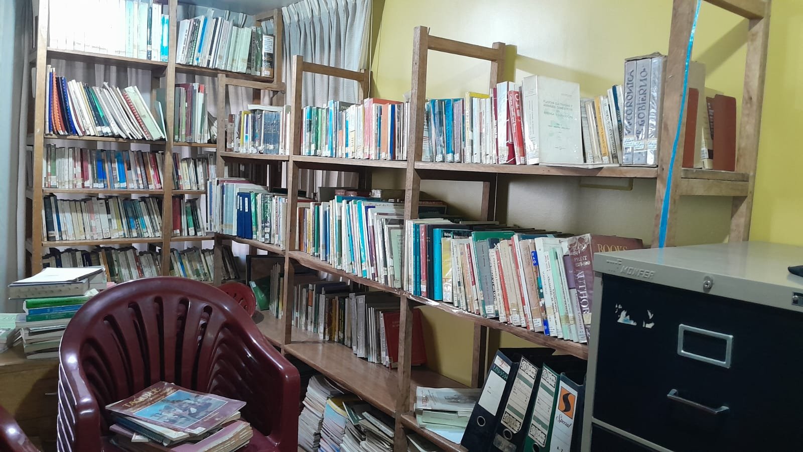 Estanterías de madera de la biblioteca del CMA llenas de libros y revistas