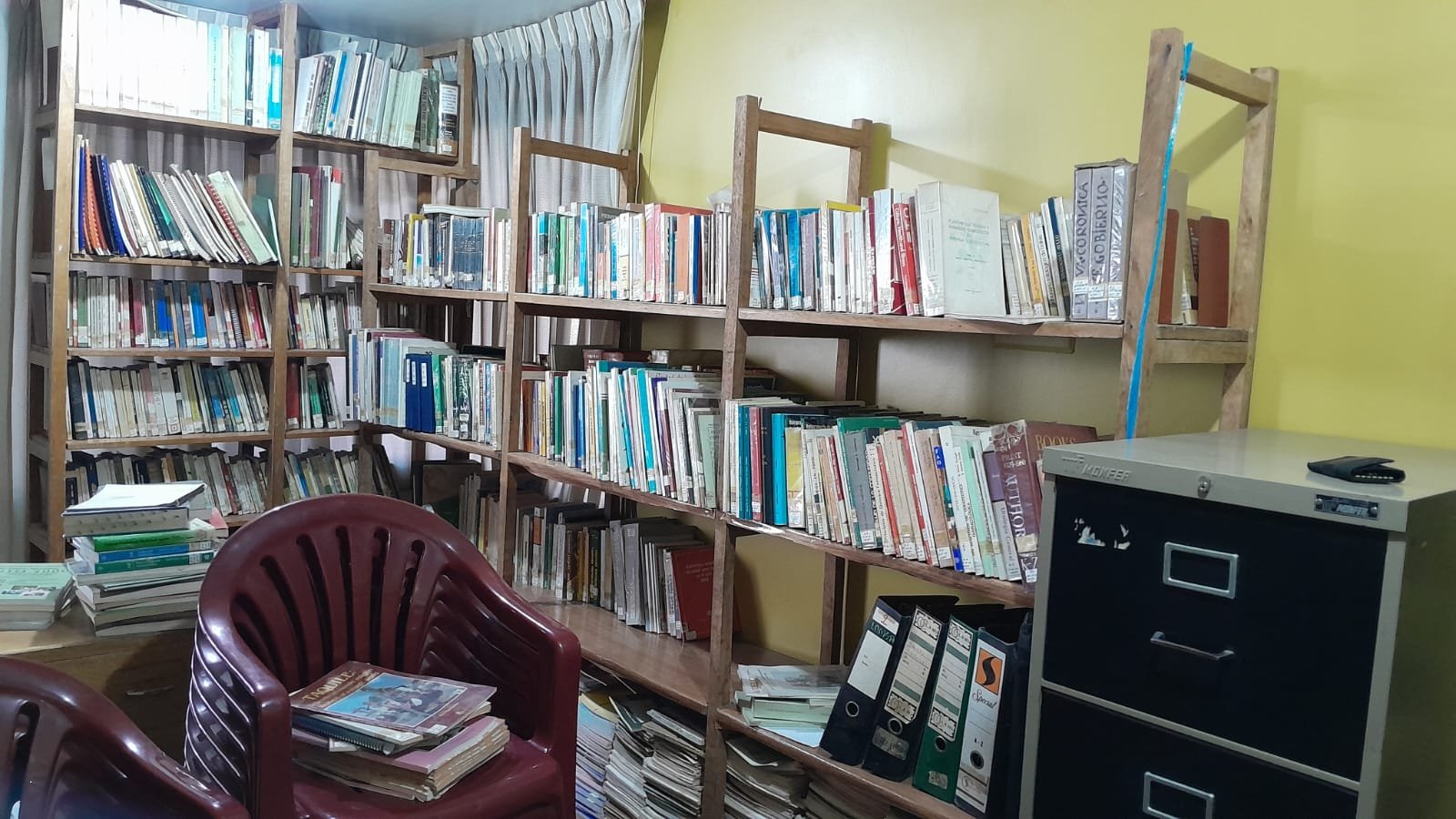 Otra vista de los estantes de la biblioteca del CMA, con archivadores y publicaciones periódicas